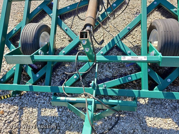 image for item NE9529 (2) artificial turf groomers