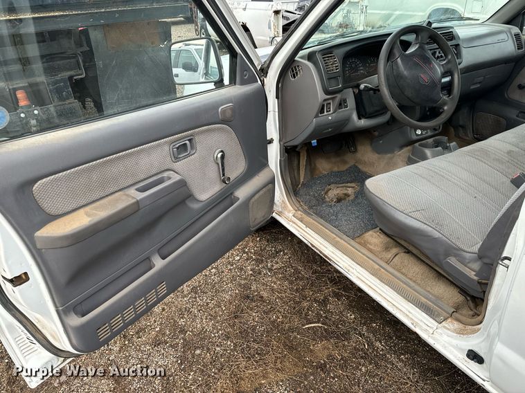 image for item NI9777 2000 Nissan Frontier  pickup truck