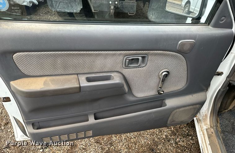 image for item NI9777 2000 Nissan Frontier  pickup truck