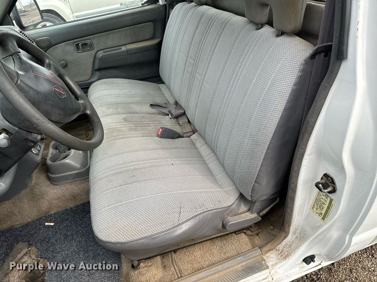 image for item NI9777 2000 Nissan Frontier  pickup truck