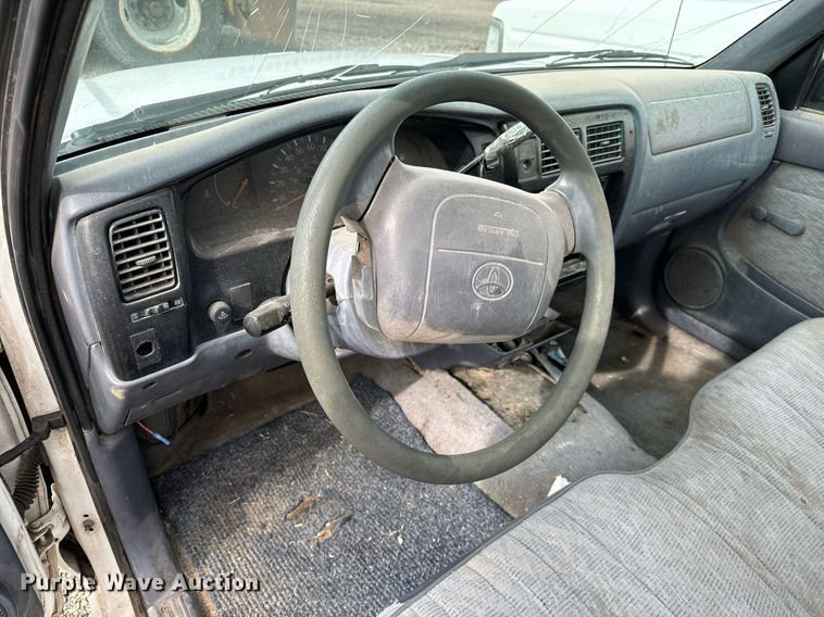 image for item NI9780 1999 Toyota Tacoma  pickup truck