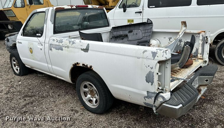 image for item NI9782 2000 Nissan Frontier  pickup truck