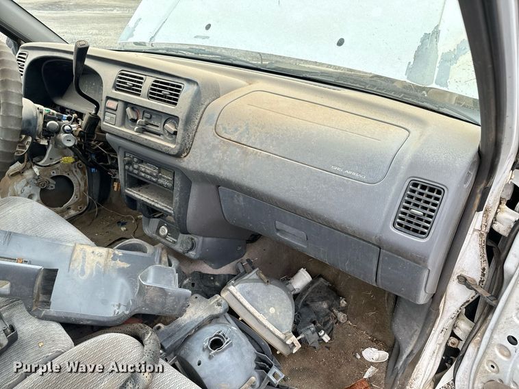 image for item NI9782 2000 Nissan Frontier  pickup truck