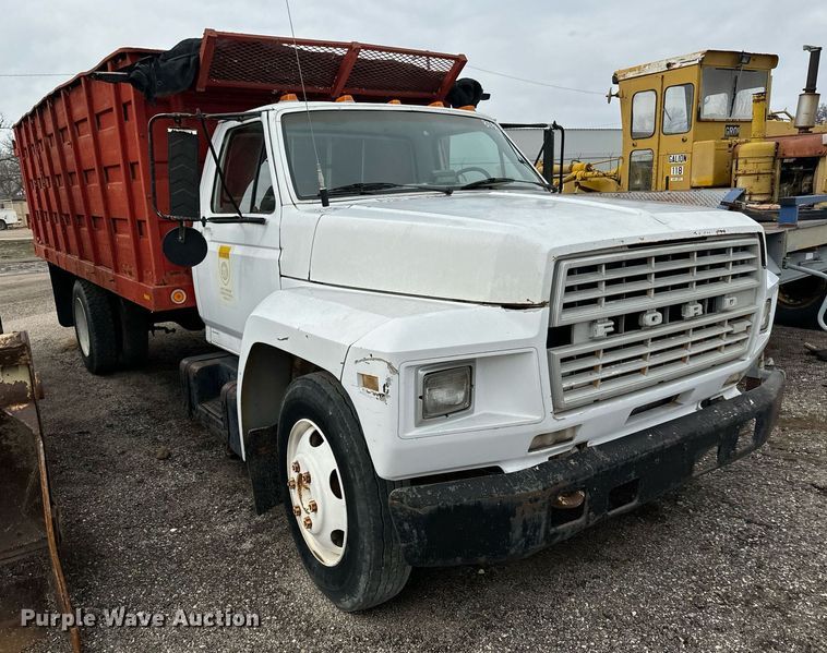 image for item NI9785 1983 Ford F600 grain truck