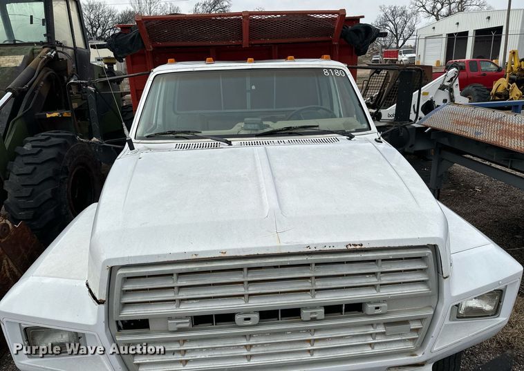 image for item NI9785 1983 Ford F600 grain truck