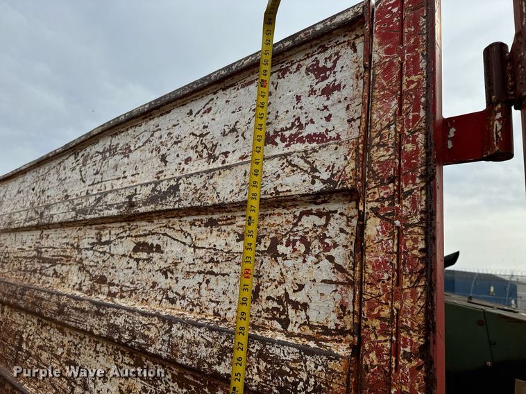 image for item NI9785 1983 Ford F600 grain truck