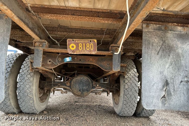 image for item NI9785 1983 Ford F600 grain truck