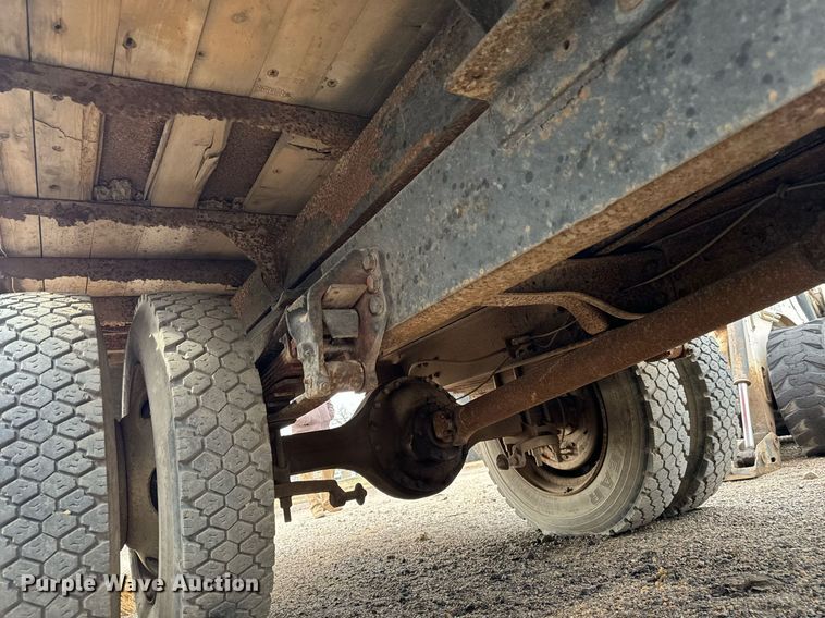 image for item NI9785 1983 Ford F600 grain truck