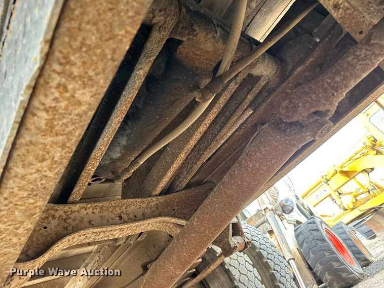 image for item NI9785 1983 Ford F600 grain truck