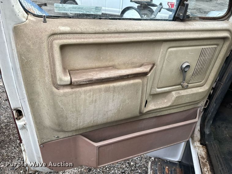 image for item NI9785 1983 Ford F600 grain truck