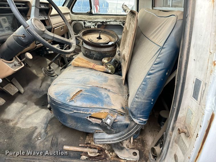 image for item NI9785 1983 Ford F600 grain truck