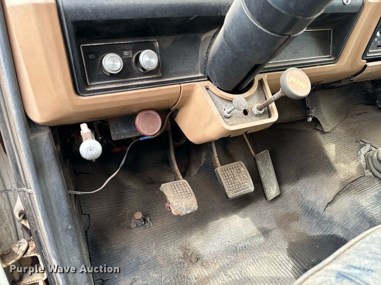 image for item NI9785 1983 Ford F600 grain truck