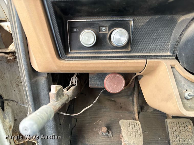 image for item NI9785 1983 Ford F600 grain truck