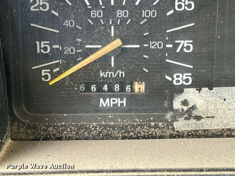 image for item NI9785 1983 Ford F600 grain truck