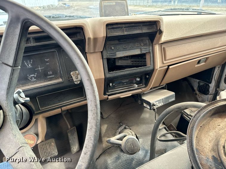 image for item NI9785 1983 Ford F600 grain truck