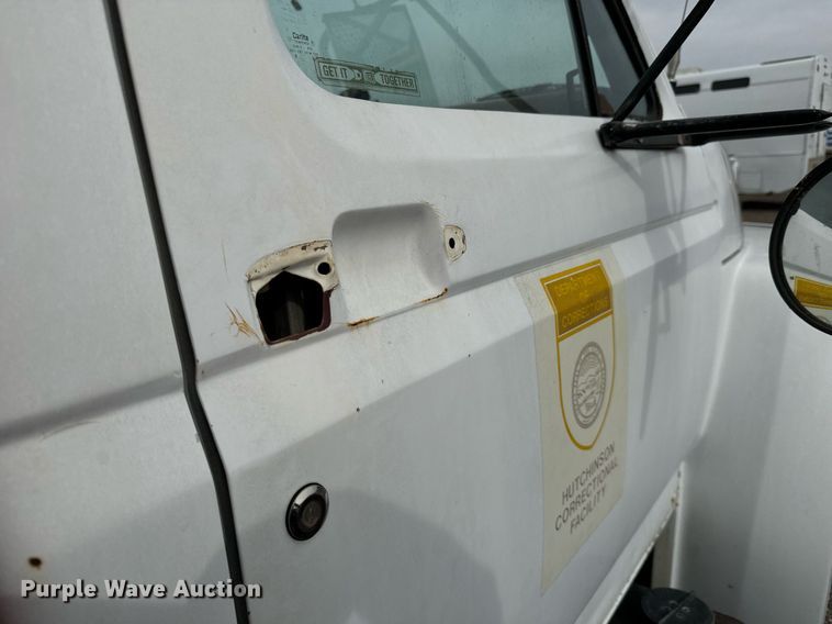 image for item NI9785 1983 Ford F600 grain truck