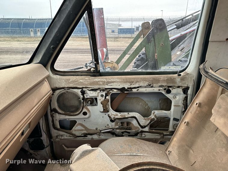 image for item NI9785 1983 Ford F600 grain truck