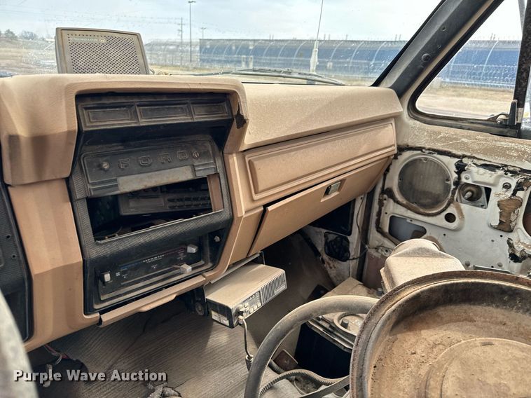 image for item NI9785 1983 Ford F600 grain truck