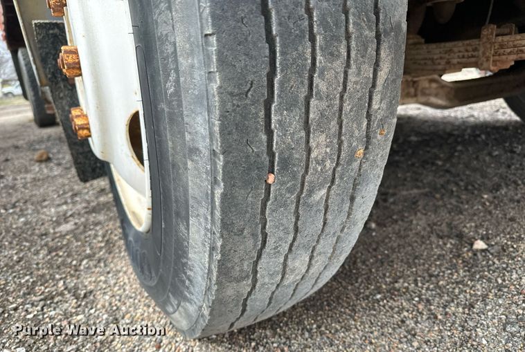 image for item NI9785 1983 Ford F600 grain truck