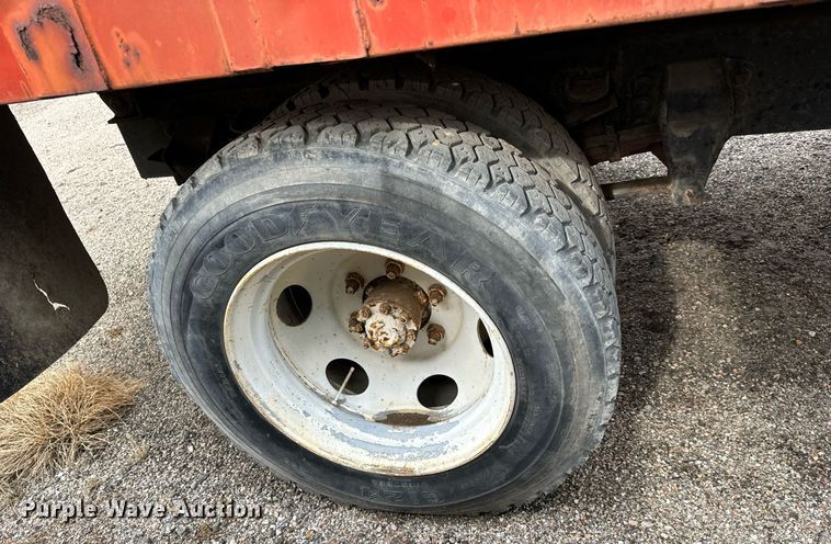 image for item NI9785 1983 Ford F600 grain truck