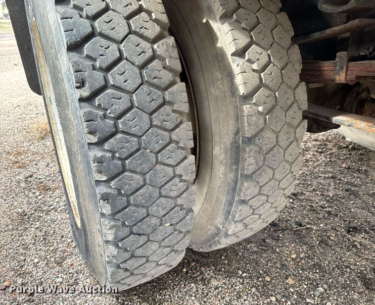 image for item NI9785 1983 Ford F600 grain truck