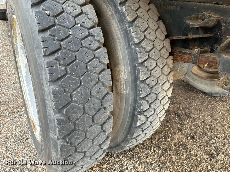 image for item NI9785 1983 Ford F600 grain truck