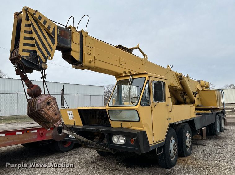 image for item NI9787 1971 International truck crane