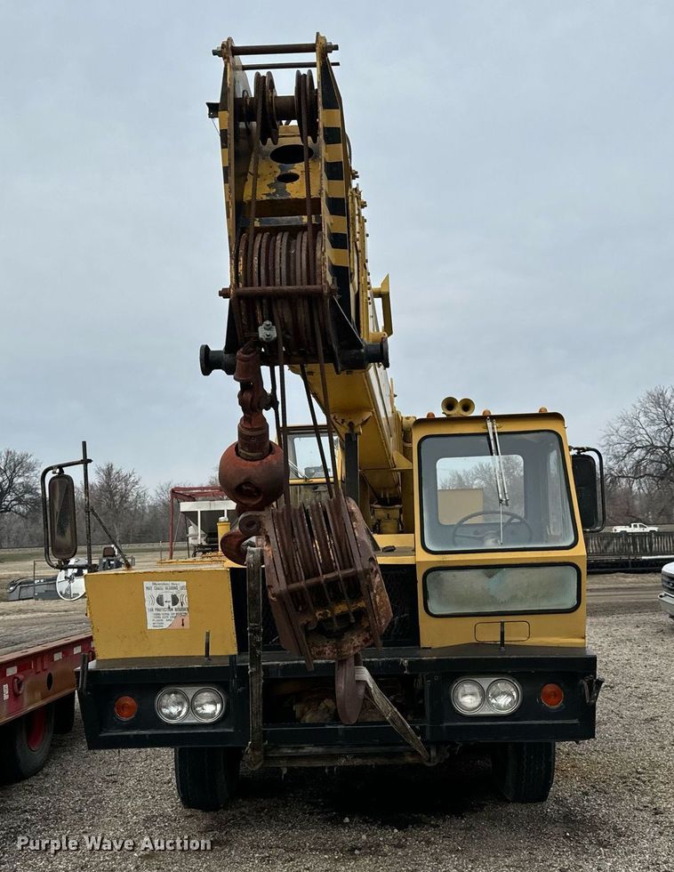 image for item NI9787 1971 International truck crane