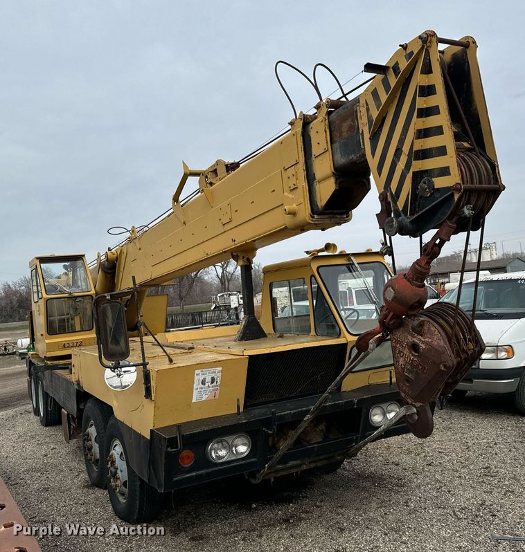 image for item NI9787 1971 International truck crane