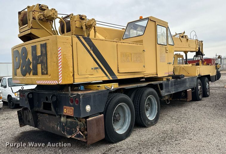 image for item NI9787 1971 International truck crane