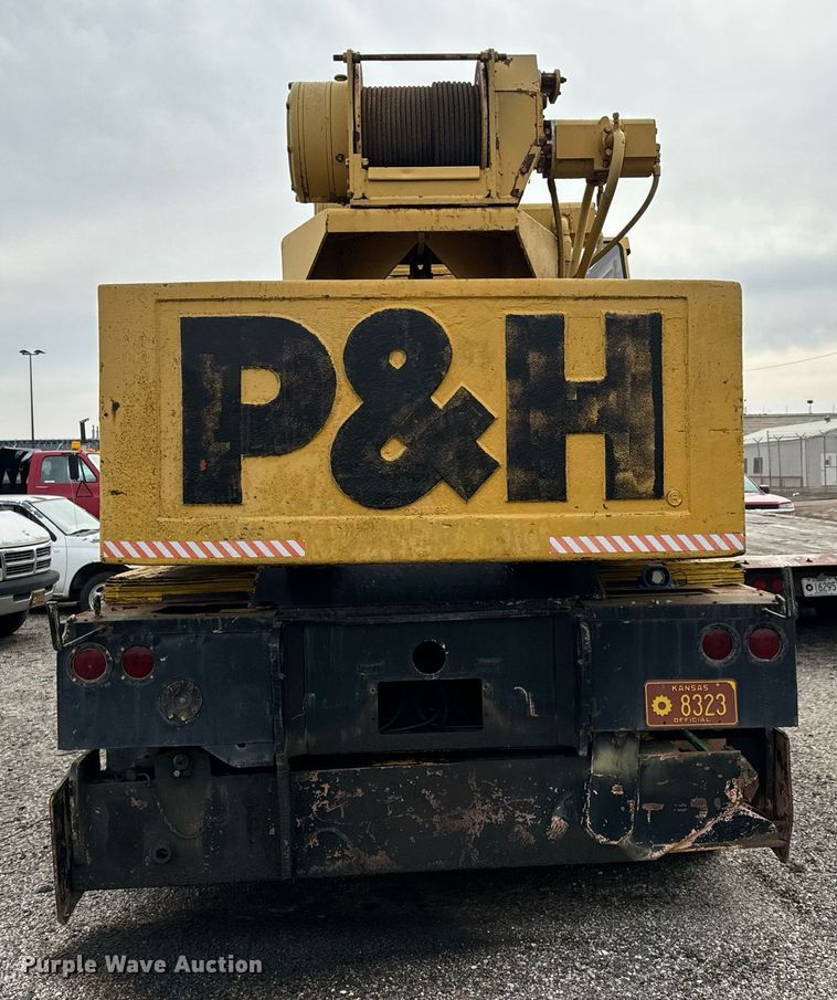 image for item NI9787 1971 International truck crane