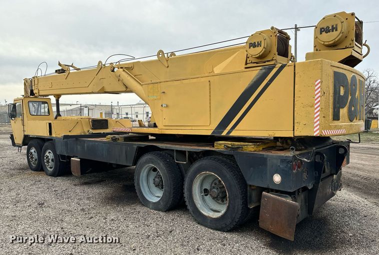 image for item NI9787 1971 International truck crane