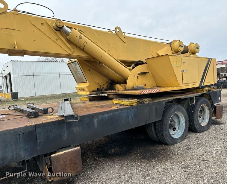 image for item NI9787 1971 International truck crane