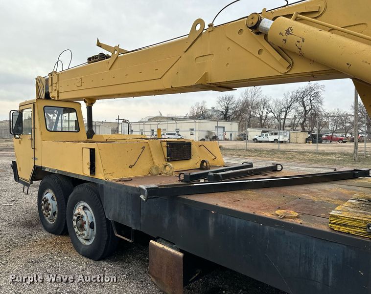 image for item NI9787 1971 International truck crane