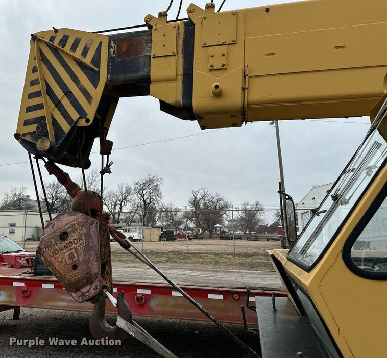 image for item NI9787 1971 International truck crane