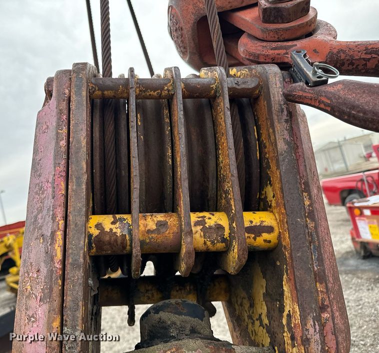 image for item NI9787 1971 International truck crane