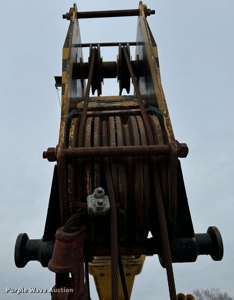 image for item NI9787 1971 International truck crane