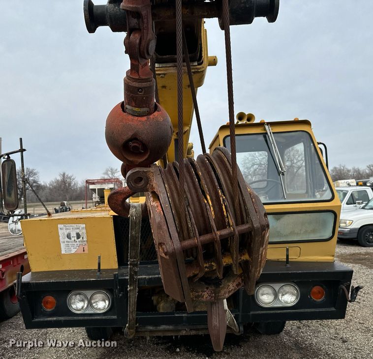 image for item NI9787 1971 International truck crane