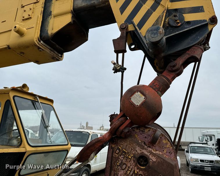 image for item NI9787 1971 International truck crane