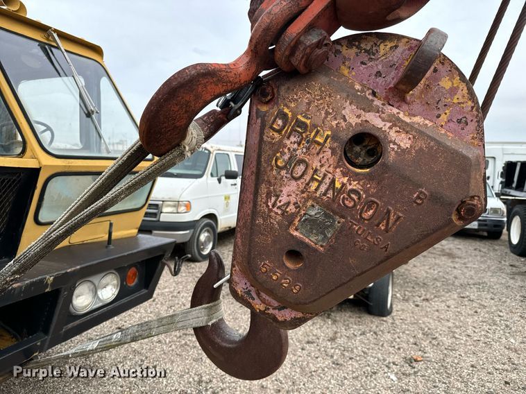 image for item NI9787 1971 International truck crane