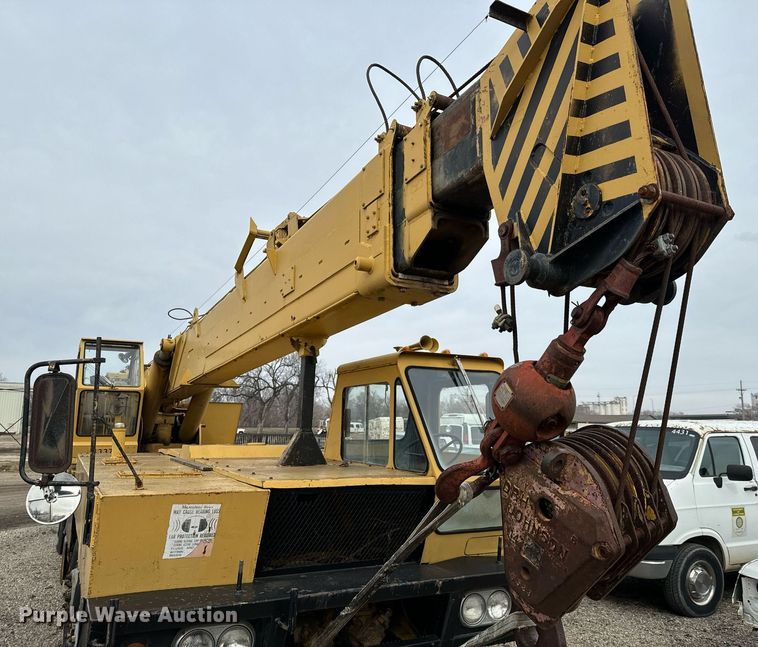 image for item NI9787 1971 International truck crane