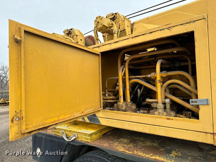 image for item NI9787 1971 International truck crane