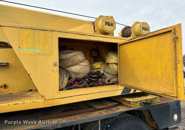 image for item NI9787 1971 International truck crane