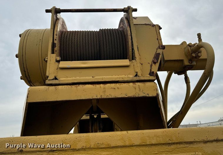 image for item NI9787 1971 International truck crane