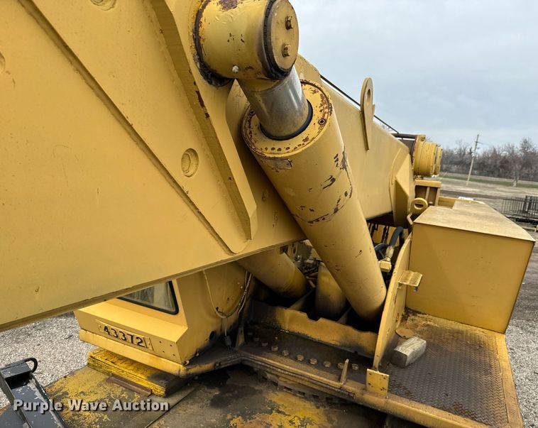 image for item NI9787 1971 International truck crane