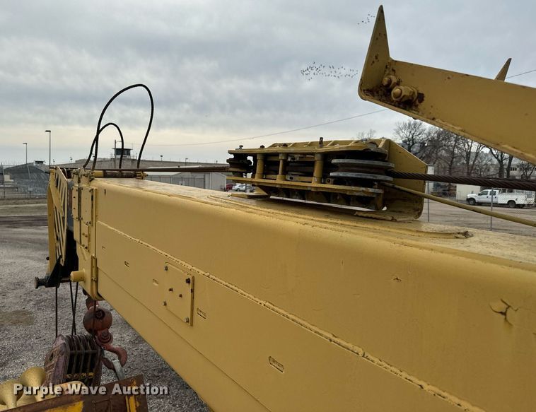 image for item NI9787 1971 International truck crane