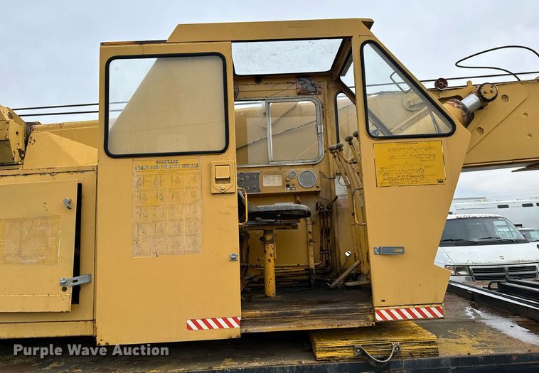 image for item NI9787 1971 International truck crane