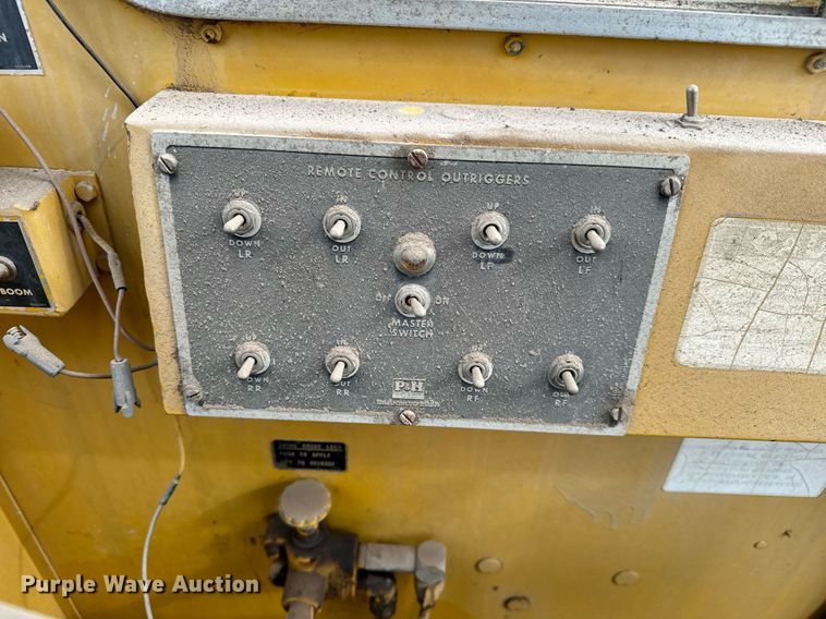 image for item NI9787 1971 International truck crane