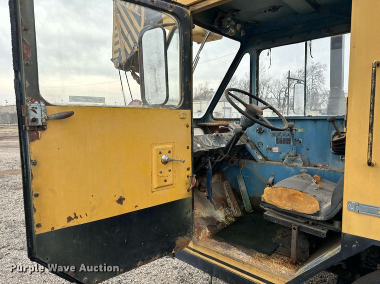 image for item NI9787 1971 International truck crane