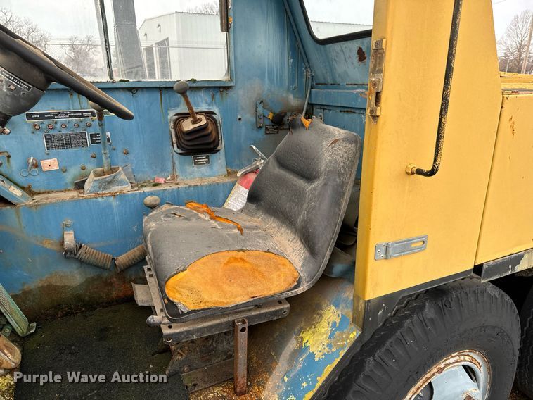 image for item NI9787 1971 International truck crane